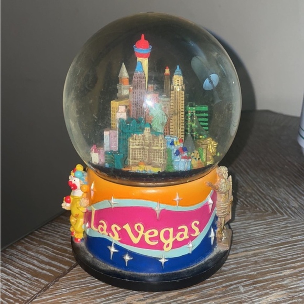 LAS VEGAS CITY SCAPE CASINO 3D MUSICAL SNOW GLOBE BY WESTERN SUPPLY 6.5"